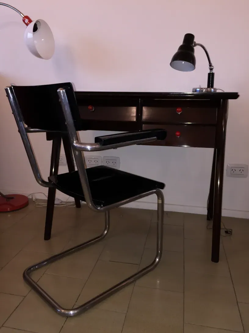 luminária de mesa antiga com braço ajustável, ambiente de estudo