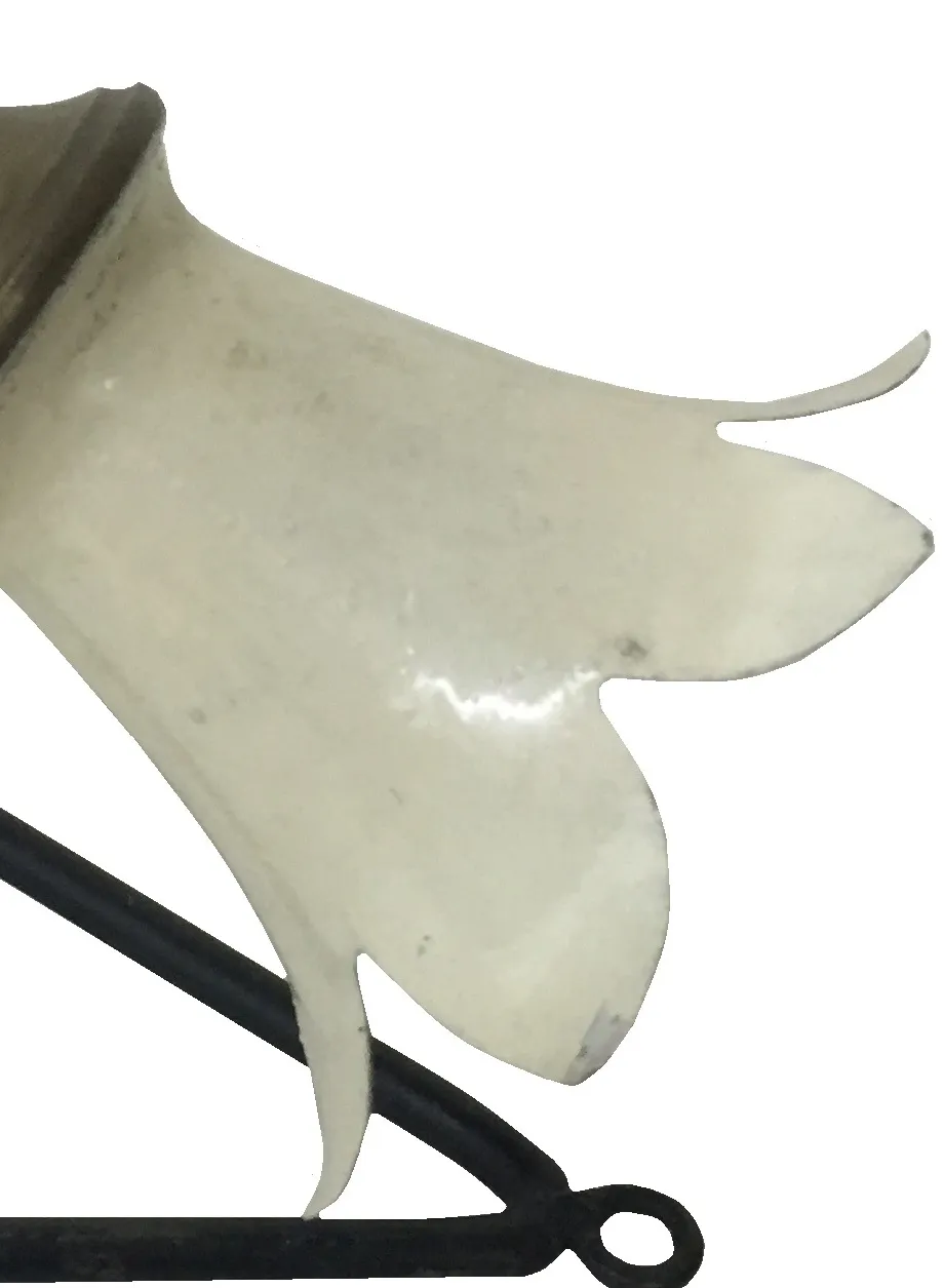 Luminária de mesa antiga com base preta e cúpula branca em forma de flor.