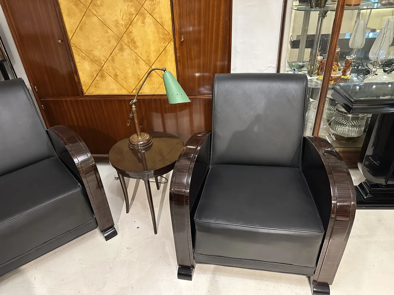 luminaria de mesa antiga com abajur verde, mesa lateral elegante ao fundo