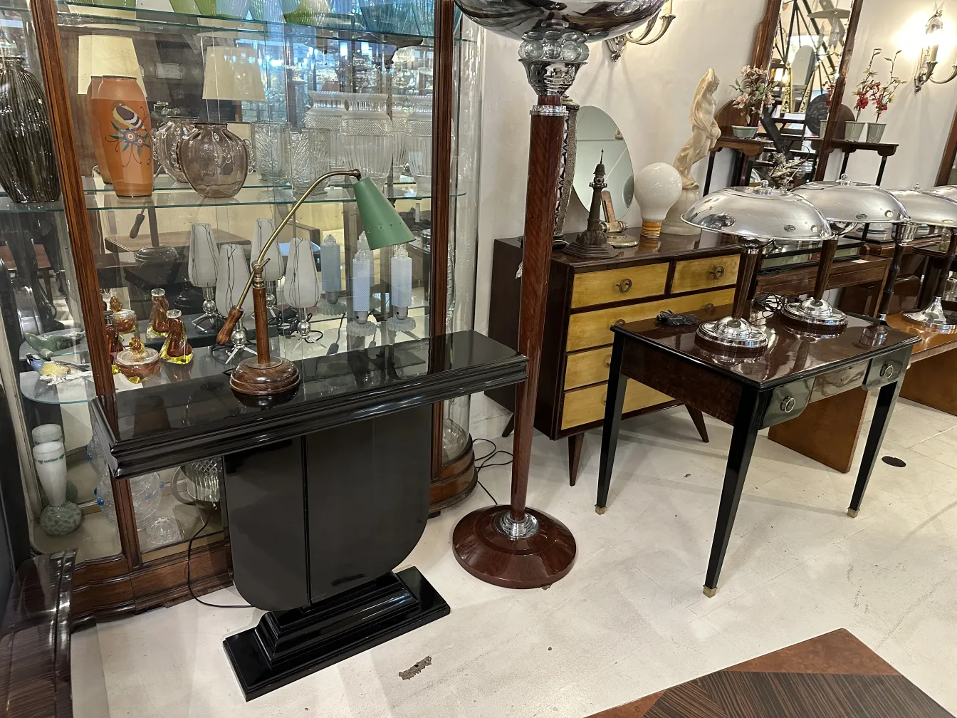 Luminária de mesa antiga com base de madeira e cúpula verde