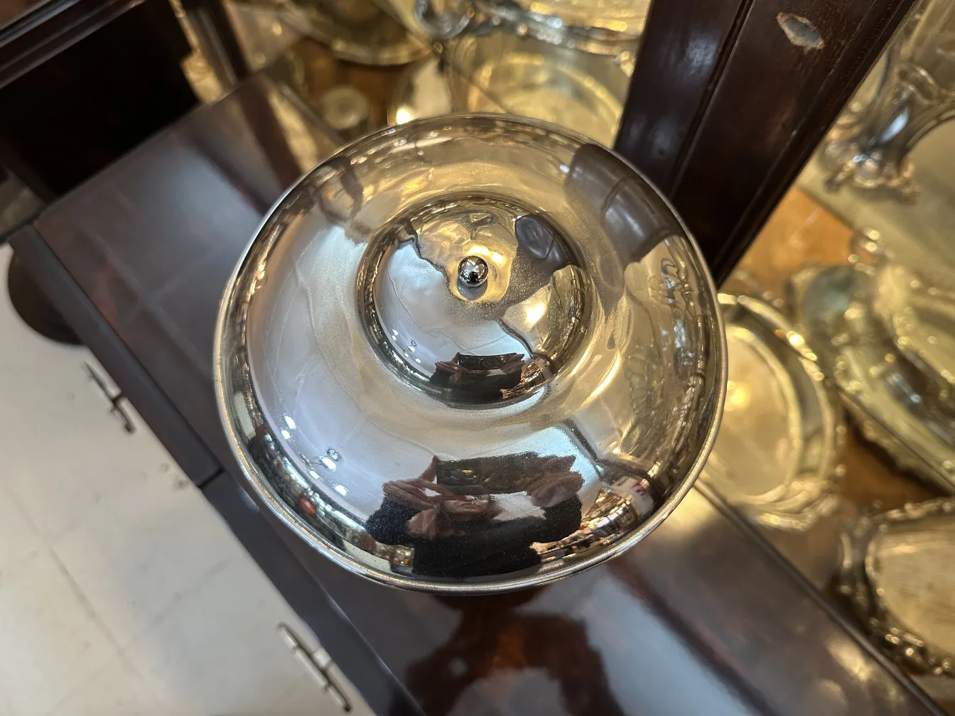 vista superior de uma luminária de mesa antiga com acabamento brilhante