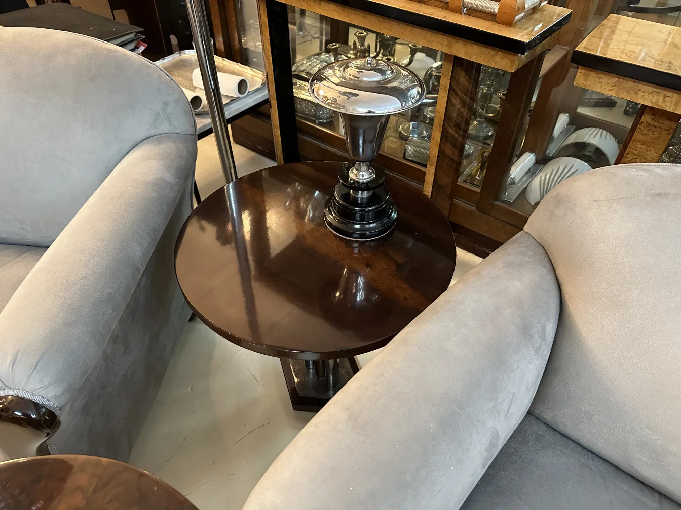 luminária de mesa antiga e elegante em um ambiente aconchegante