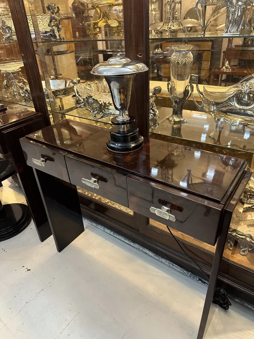 Antiga luminária de mesa com detalhes brilhantes em um ambiente elegante.