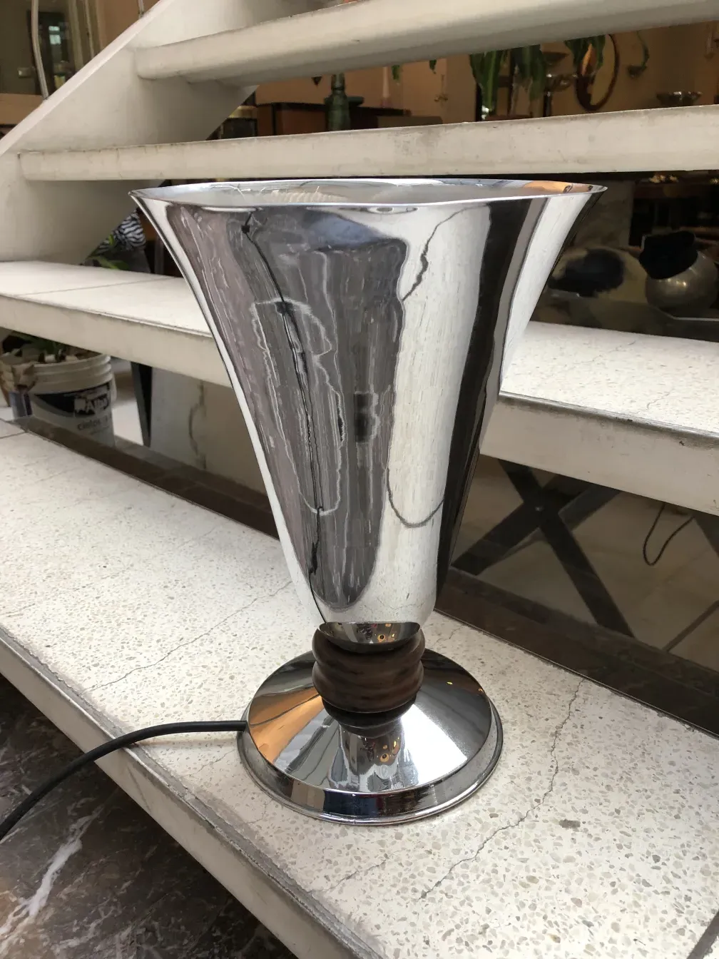 Antiga luminária de mesa brilhante com formato cônico