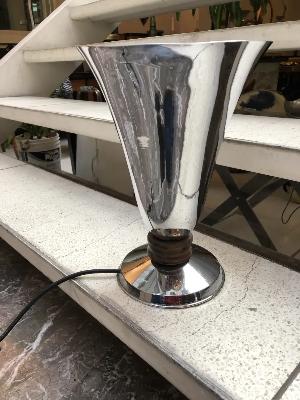 Luminária de mesa antiga brilhante em superfície texturizada