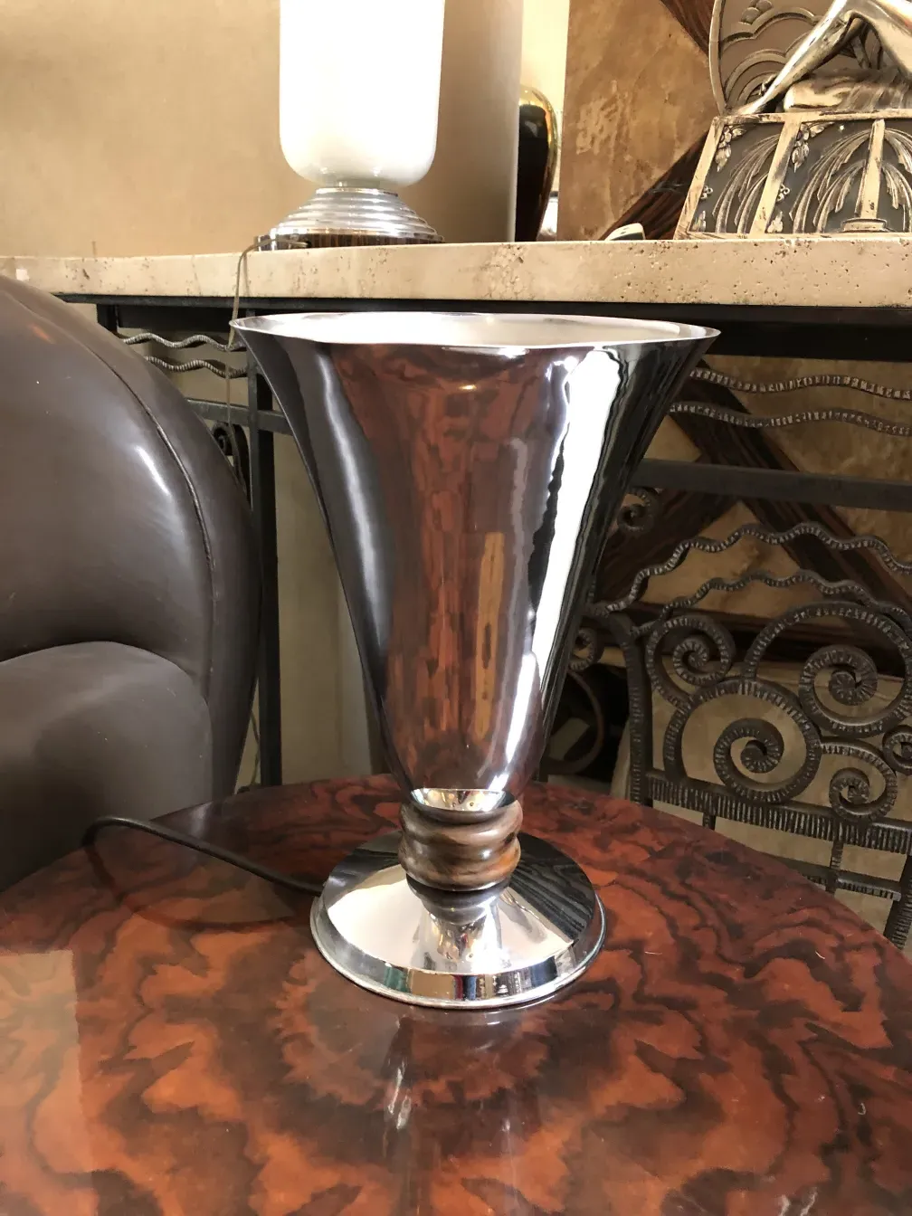 lampara de mesa antiga com base brilhante em um ambiente acolhedor