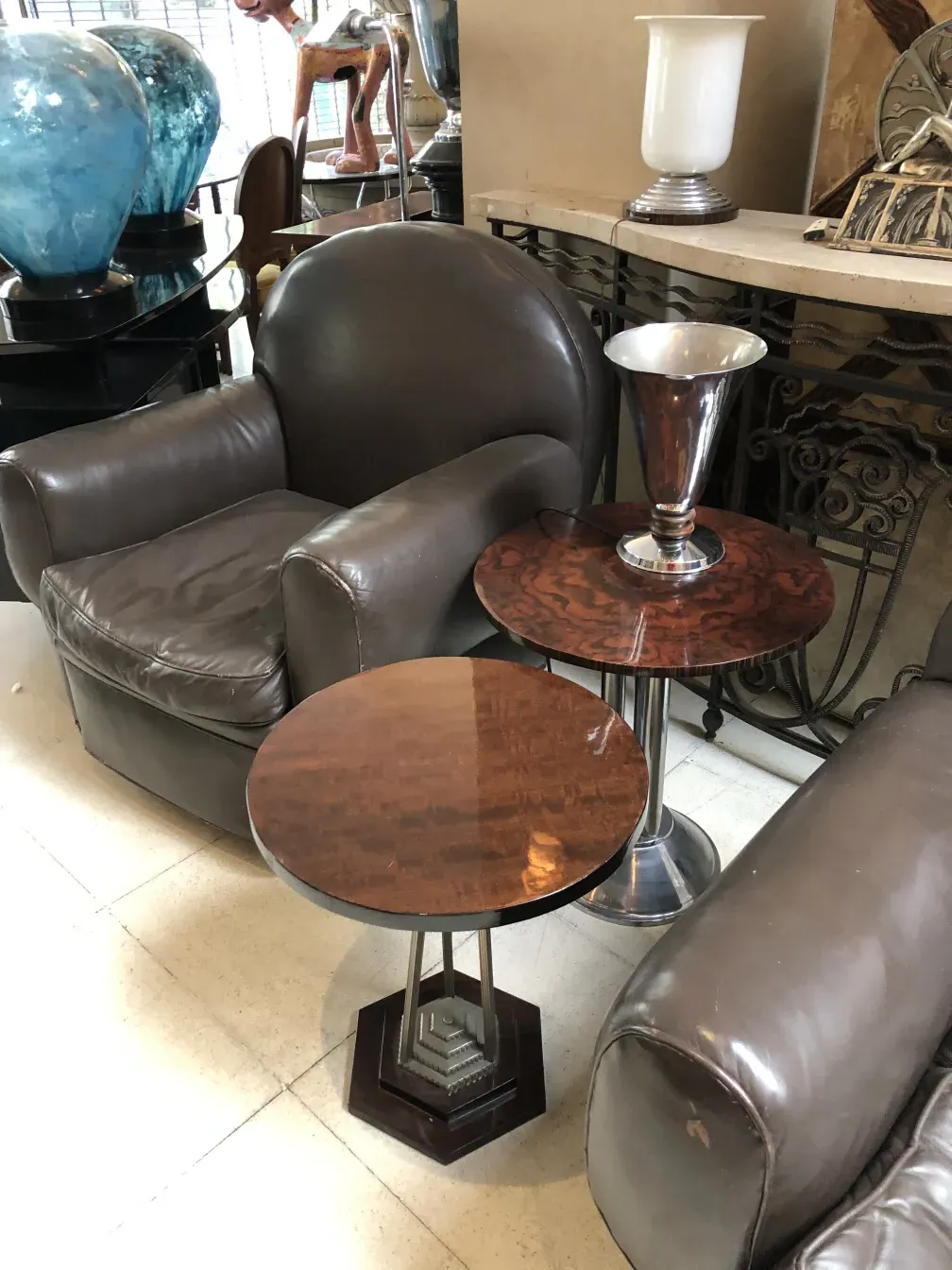 luminária de mesa antiga com base decorativa e cúpula branca