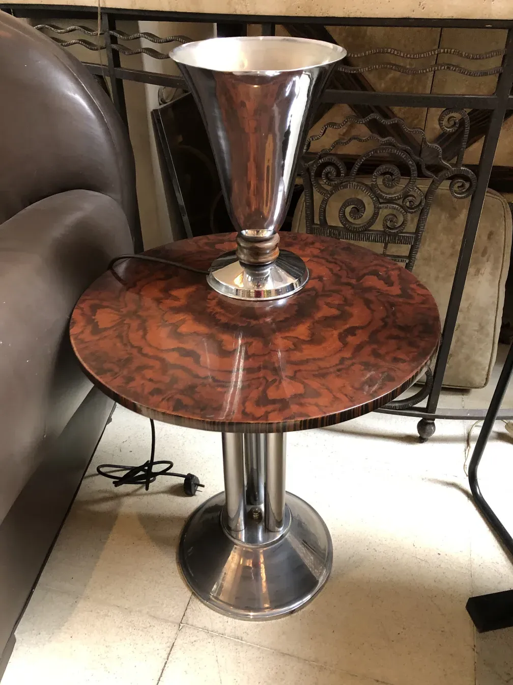 luminária de mesa antiga com base brilhante em ambiente acolhedor