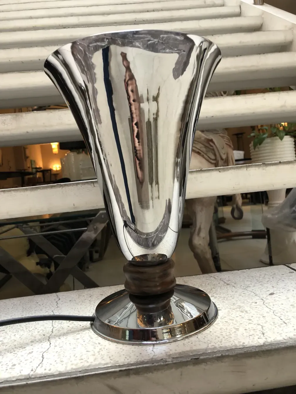 Luminária de mesa antiga brilhante com design elegante.