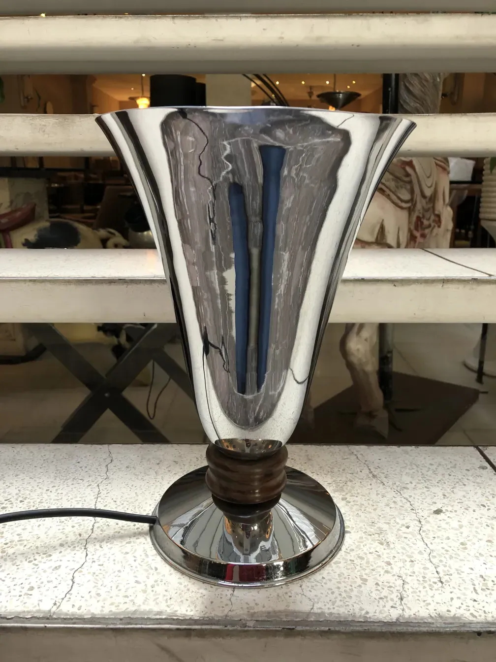 Luminária de mesa antiga com design brilhante em ambiente aconchegante.