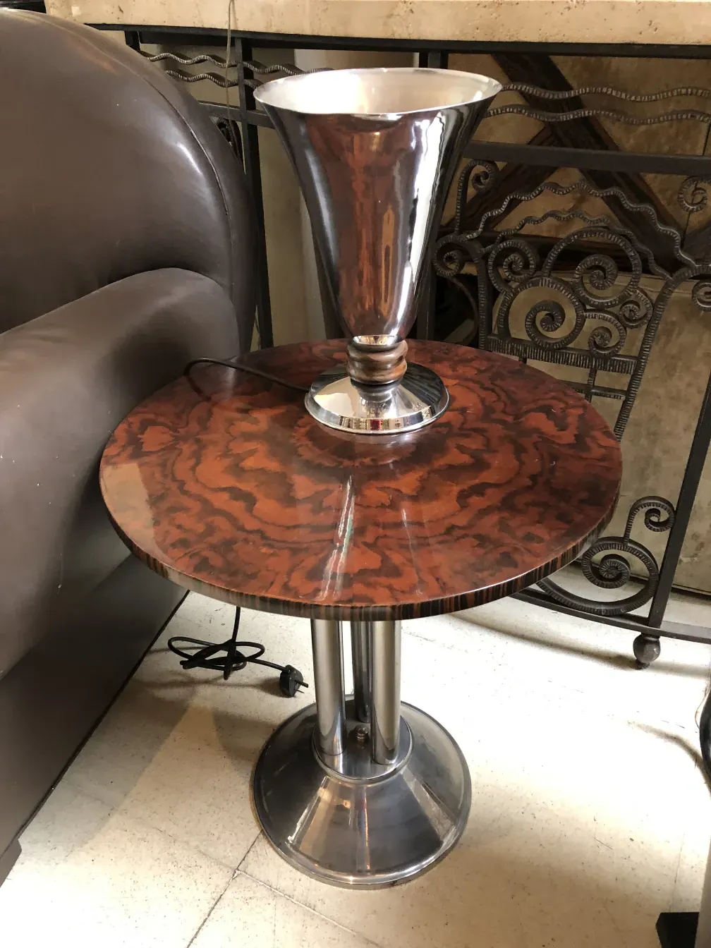 lampada de mesa antiga com design elegante, base brilhante e forma distinta, em um ambiente aconchegante