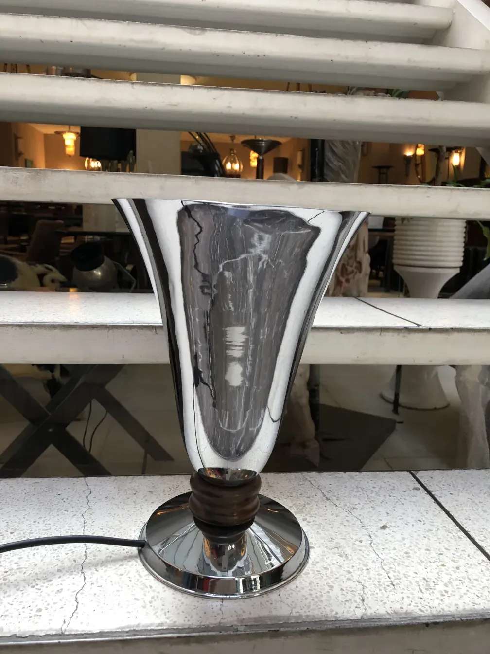 luminária de mesa antiga com acabamento brilhante, destacando em um ambiente elegante