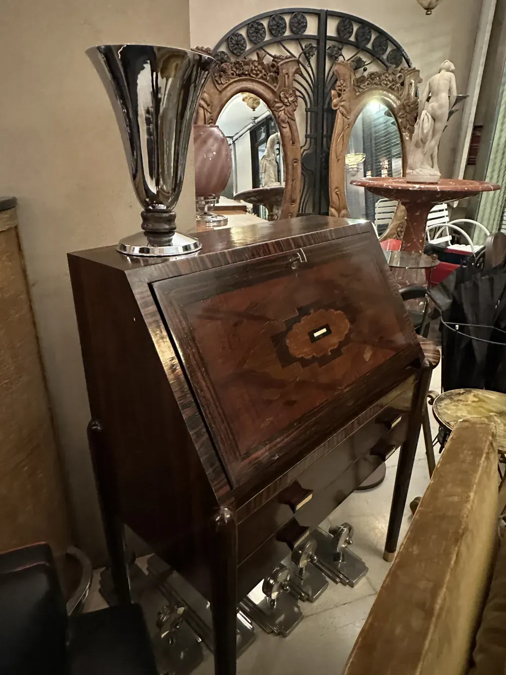 luminária antiga de mesa com design clássico, detalhes elegantes e reflexo em um espelho