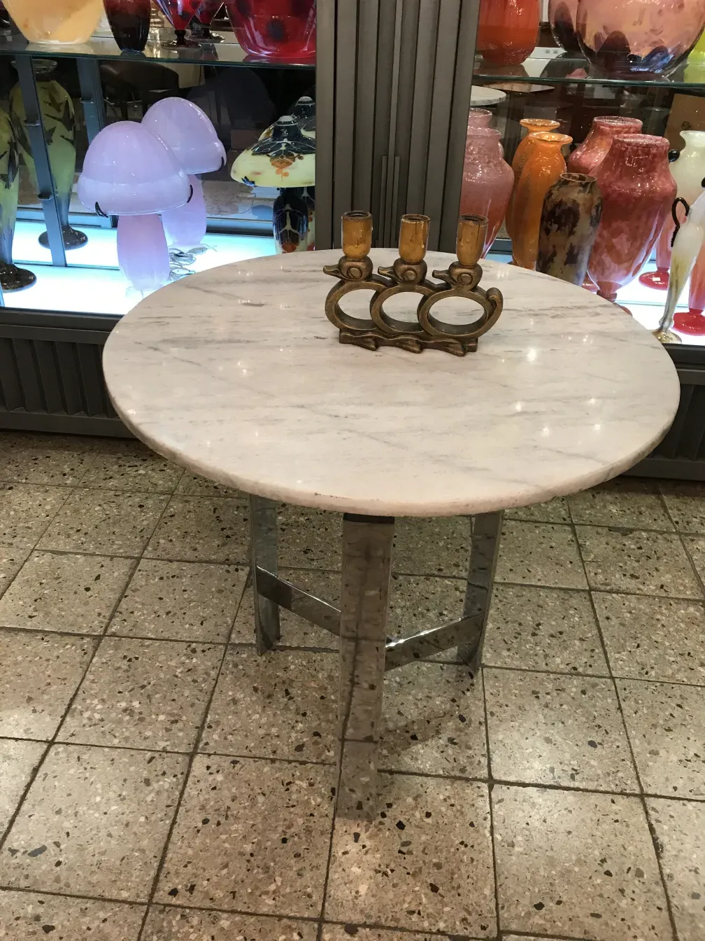 antiga luminária de mesa com candelabros em um ambiente decorativo