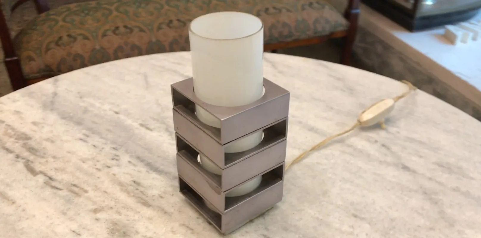 luminária de mesa antiga com várias seções e luz branca