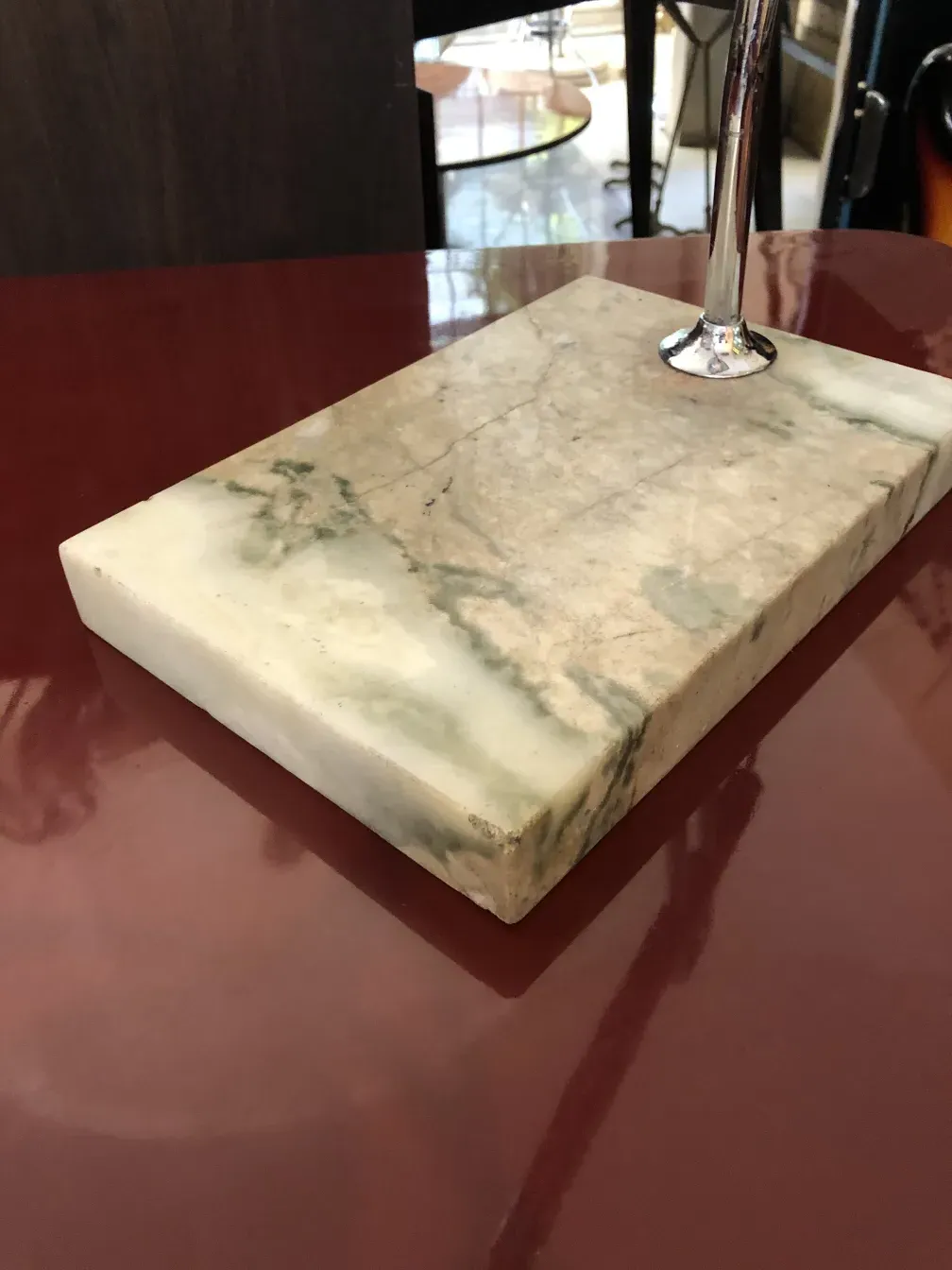 luminaria de mesa antiga com base de design elegante