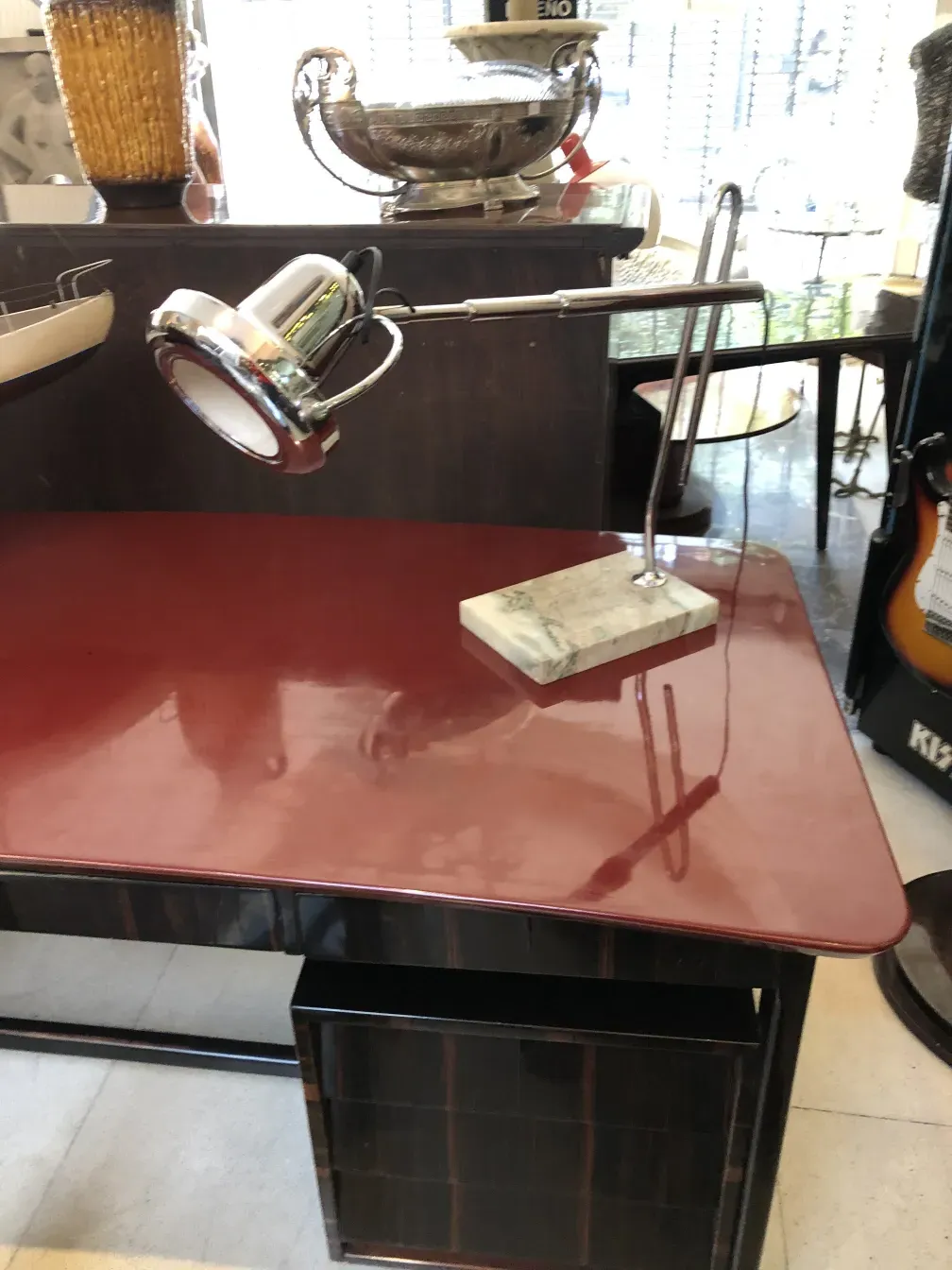 Luminária de mesa antiga com base de mármore em um ambiente decorativo.