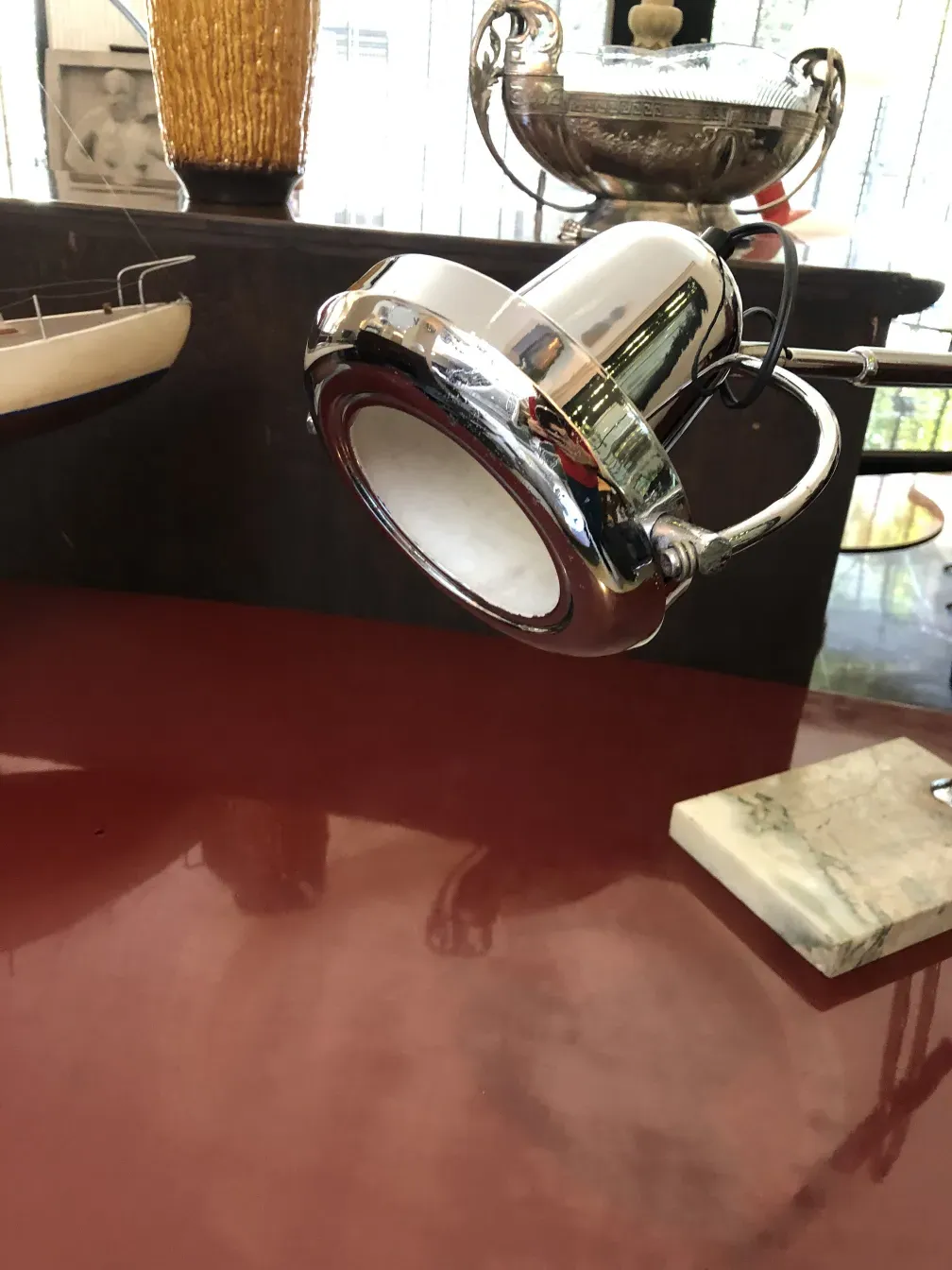 Luminária de mesa antiga de design brilhante em um ambiente elegante.