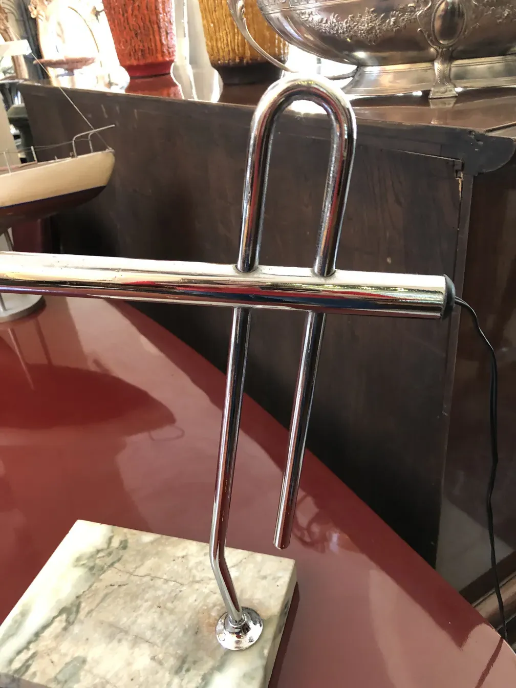 luminária de mesa antiga com base decorativa, elemento de iluminação em ambiente vintage