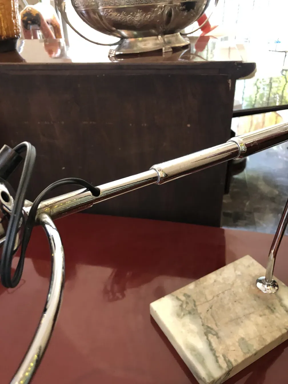 luminaria de mesa antiga com base quadrada, elegante, ambiente acolhedor