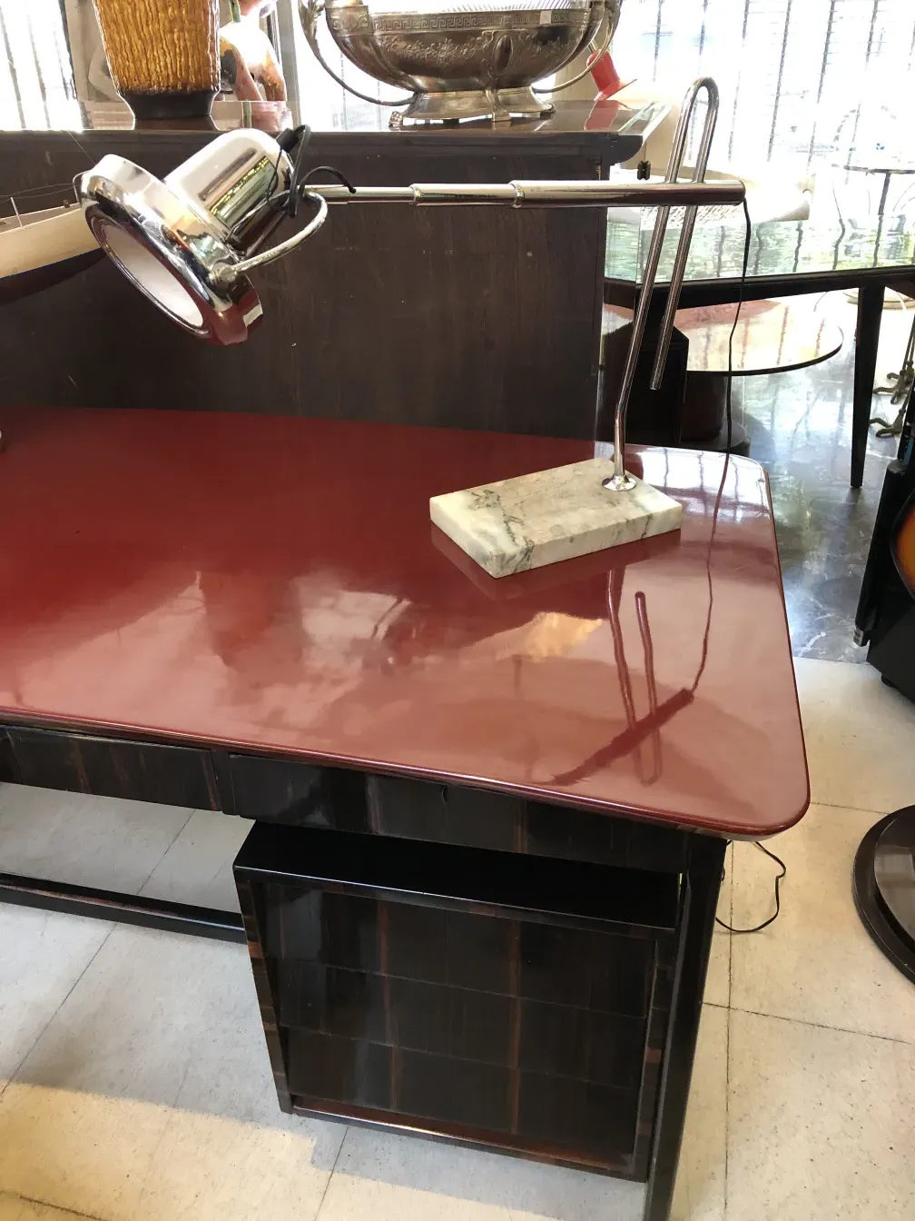 Luminária de mesa antiga com base de mármore em uma mesa