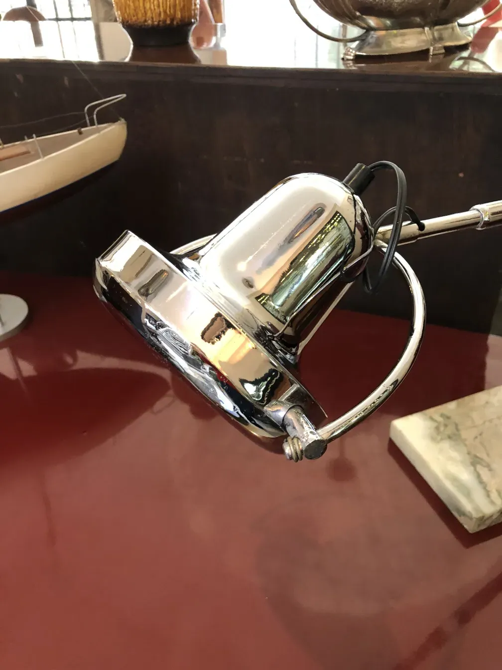 Luminária de mesa antiga com acabamento brilhante, adequada para decoração.