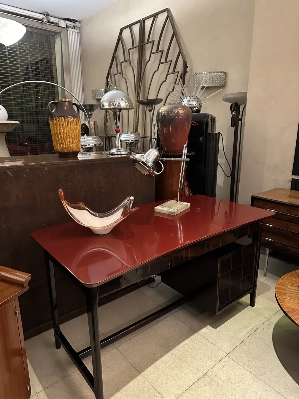 Luminária de mesa antiga com design único sobre uma mesa
