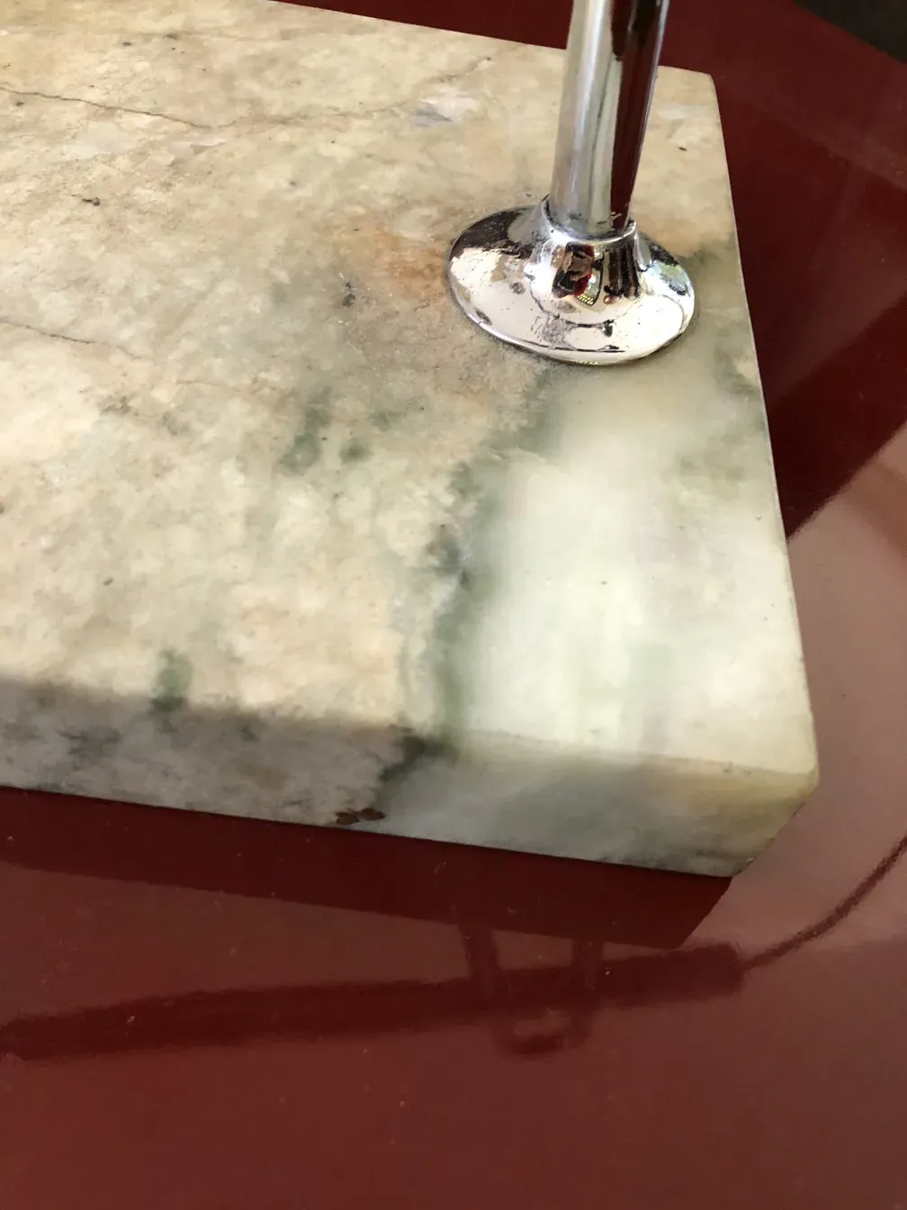 luminária de mesa antiga com base decorativa em cores sutis