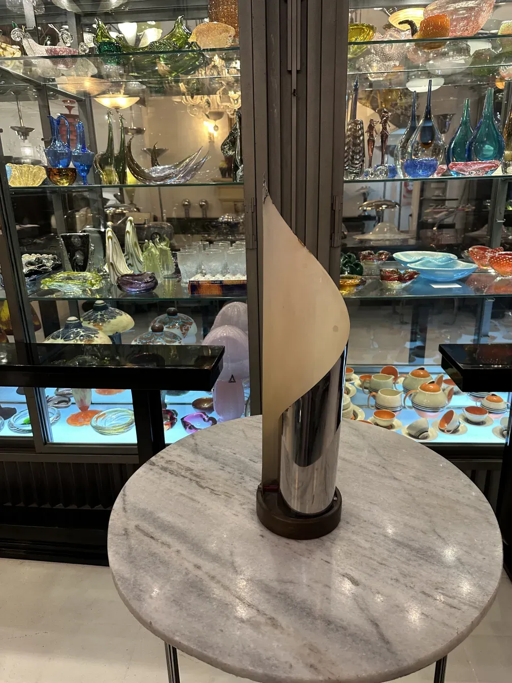 luminária de mesa antiga com base decorativa, em ambiente clássico