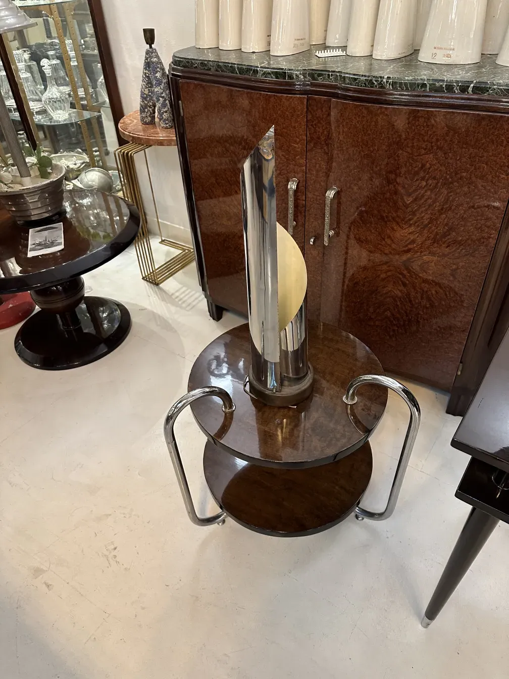 Luminária de mesa antiga com base elegante e detalhes únicos.