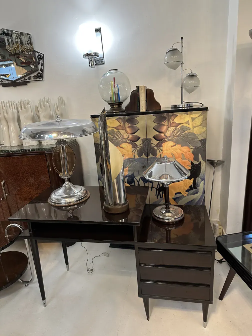 antiga luminária de mesa com design clássico e decorações