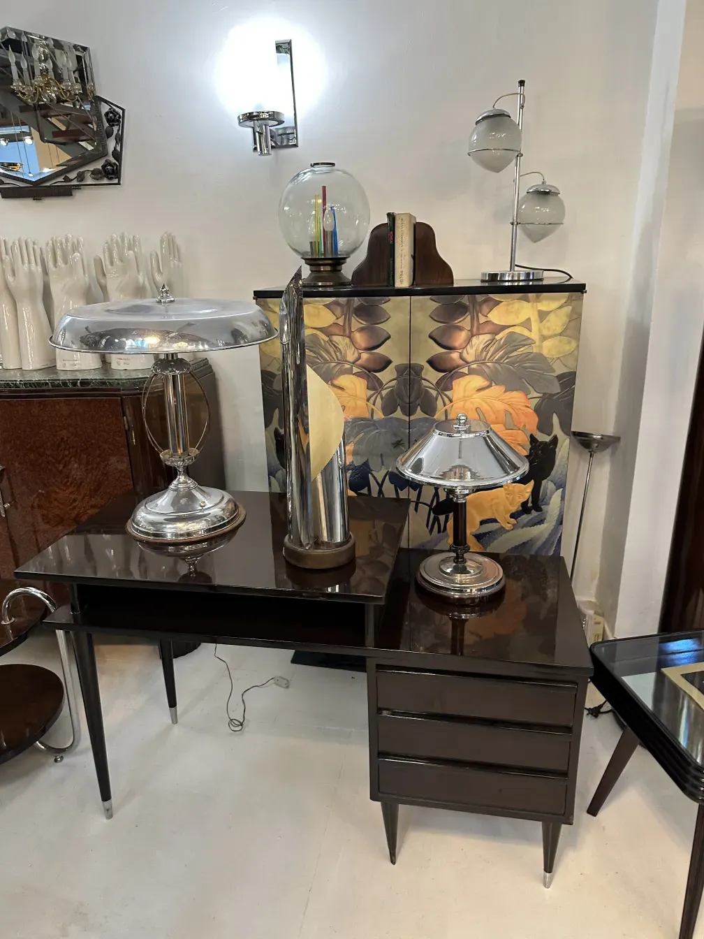 luminária de mesa antiga com design marcante em um ambiente elegante