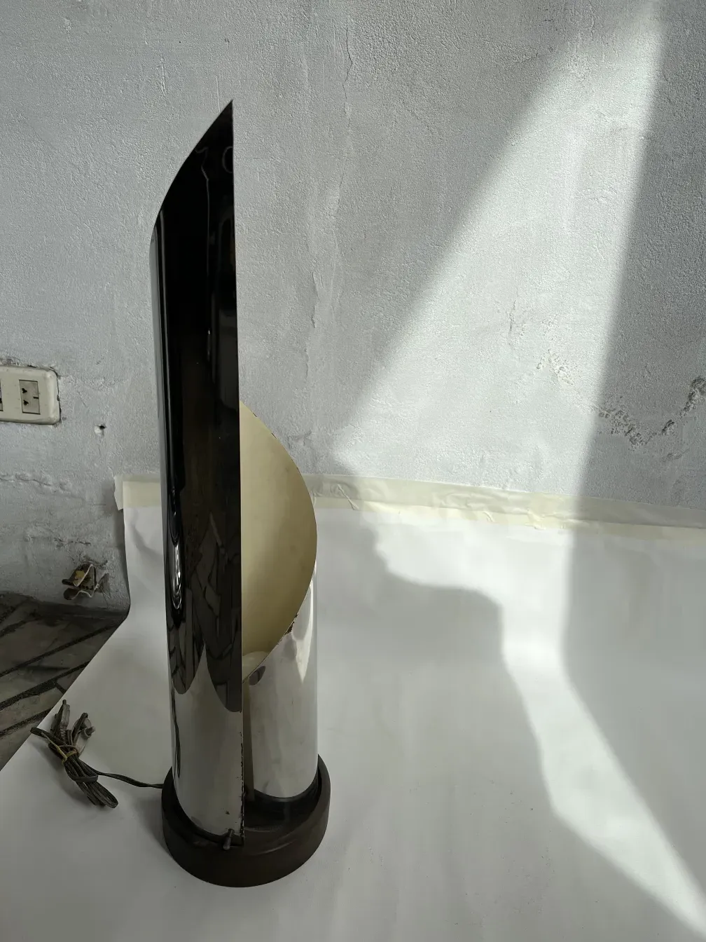 luminária de mesa antiga com base curva e cúpula elegante, ambiente iluminado