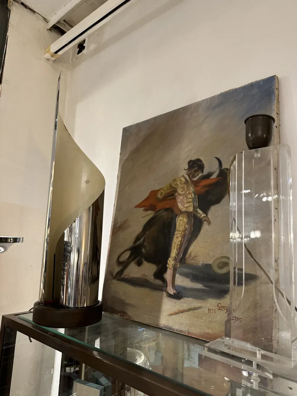 antiga luminária de mesa com design contemporâneo, cercada por arte