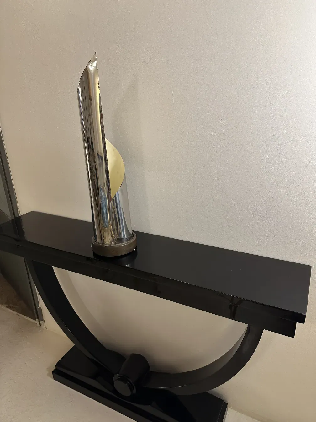 luminária de mesa antiga preta com detalhes contemporâneos