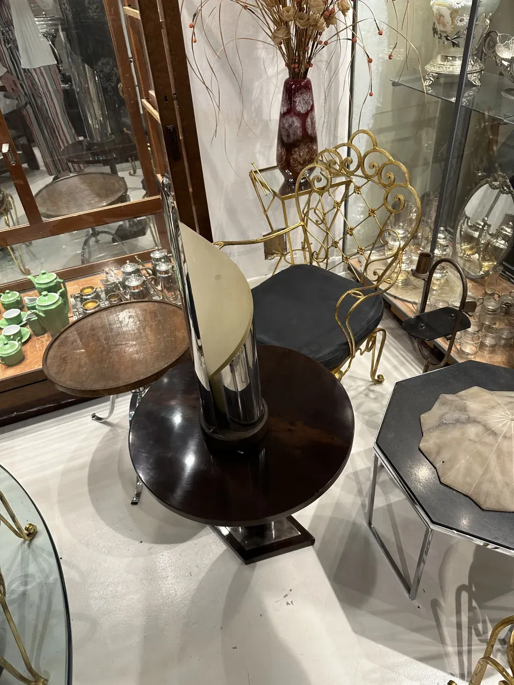 luminária de mesa antiga com base circular e cúpula moderna, em um ambiente vintage