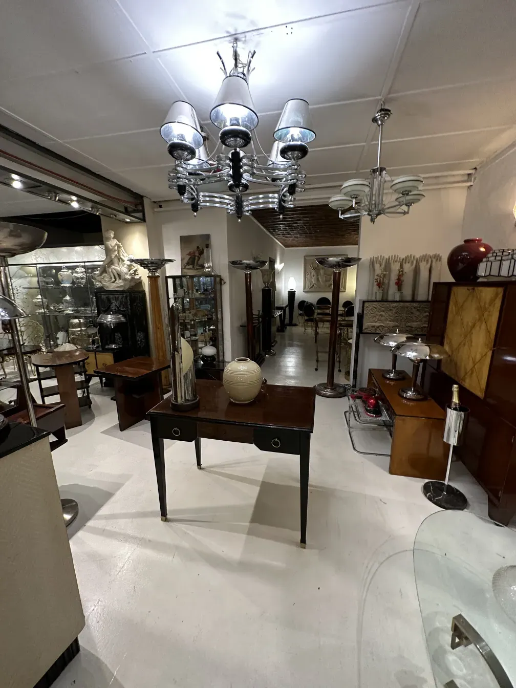 antiga luminária de mesa elegante com luz suave em um ambiente vintage