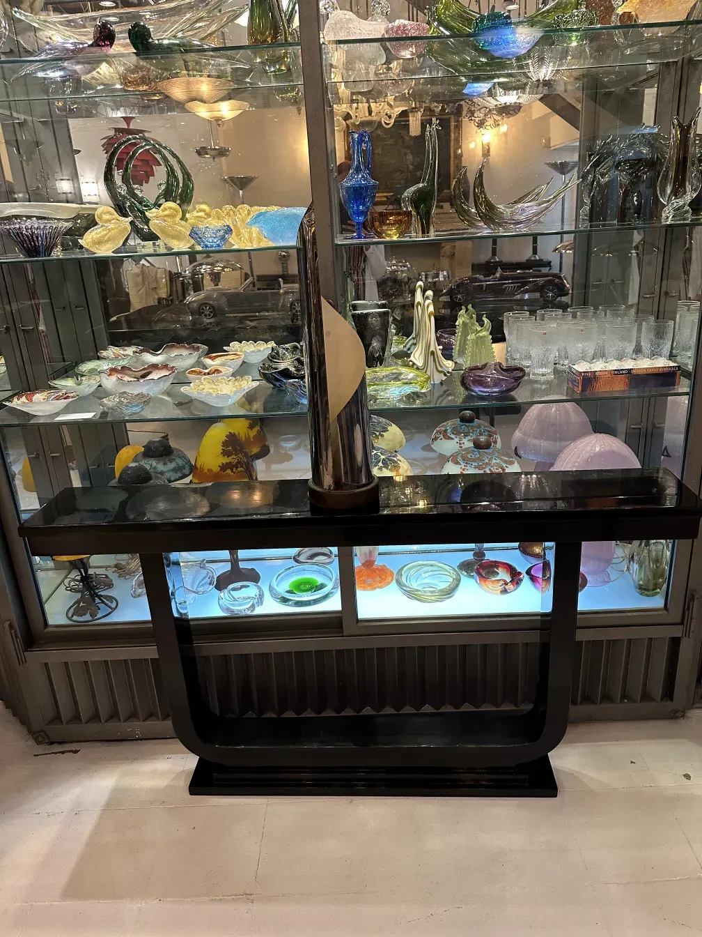 Luminária de mesa antiga em exibição com itens decorativos