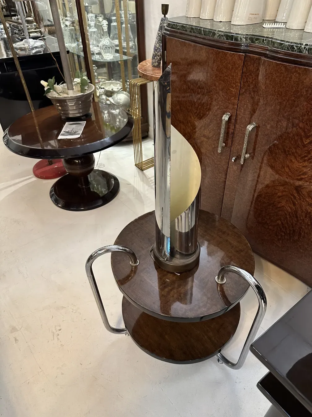 luminaria de mesa antiga com design exclusivo em ambiente elegante