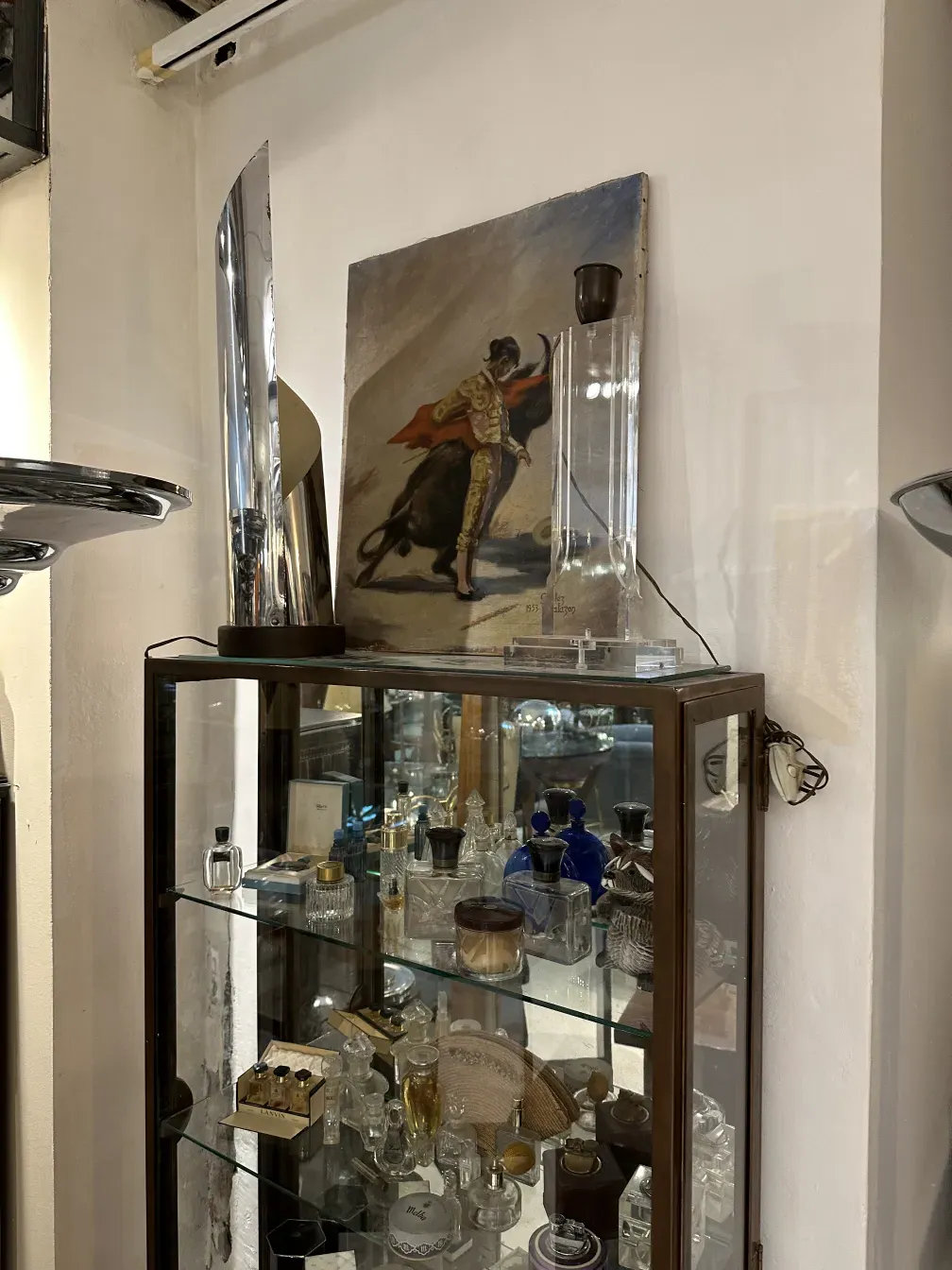 luminaria de mesa antiga com luz suave e base de vidro