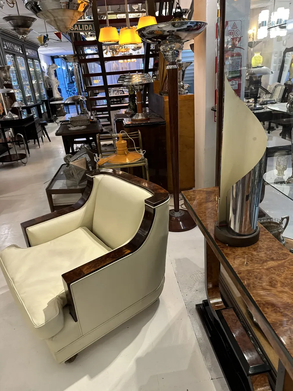 luminária de mesa antiga com base decorativa e luz suave