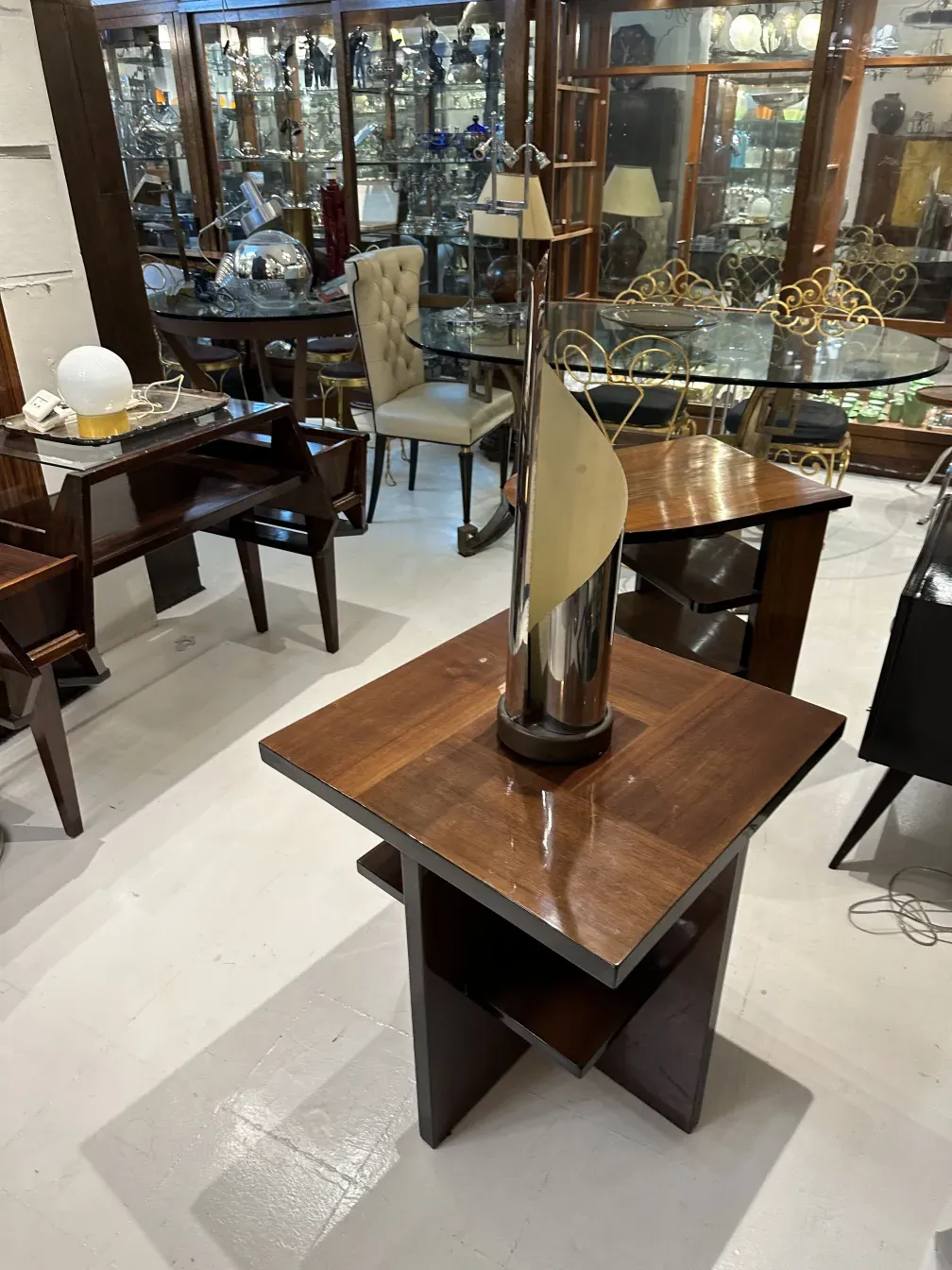 luminária de mesa antiga com base elegante e cúpula clara em um ambiente clássico com móveis de madeira