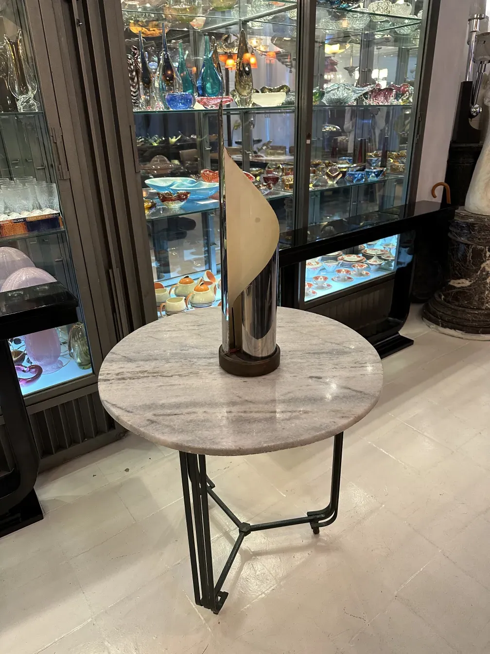 Antiga luminária de mesa com design distinto e cúpula.