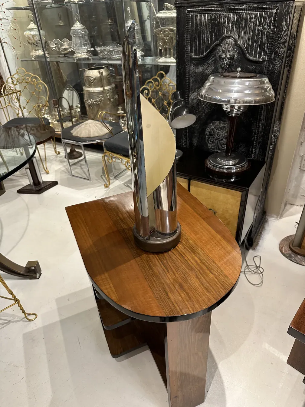 Luminária de mesa antiga com base elegante e design distinto em um ambiente clássico.