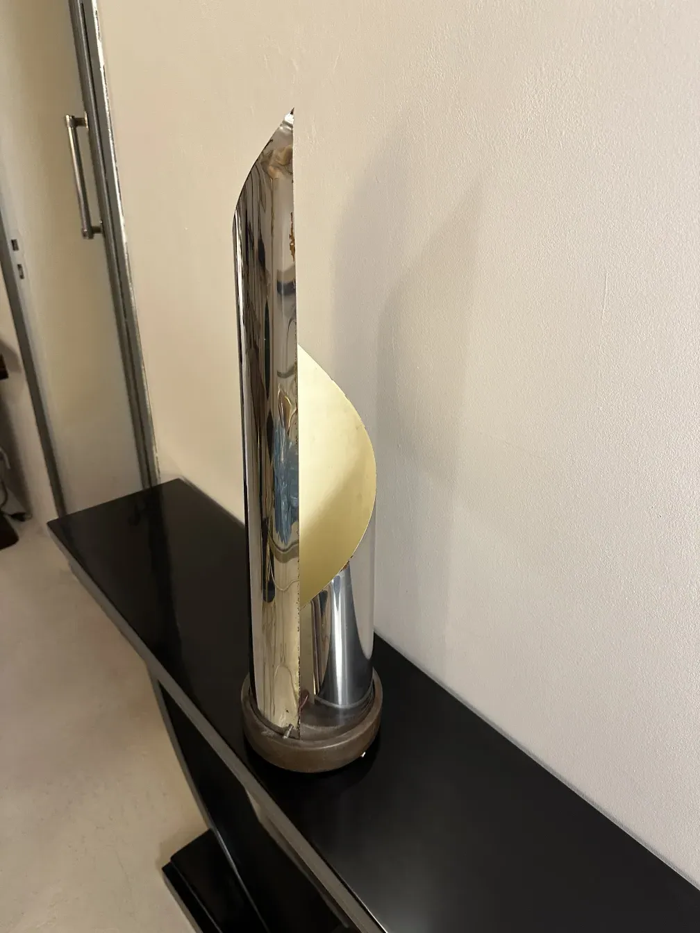 Luminária de mesa antiga com design elegante e simples, iluminando o ambiente de forma aconchegante.