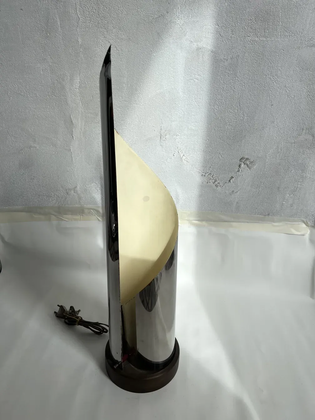 luminaria de mesa antiga com design elegante, decorativa, ambiente acolhedor