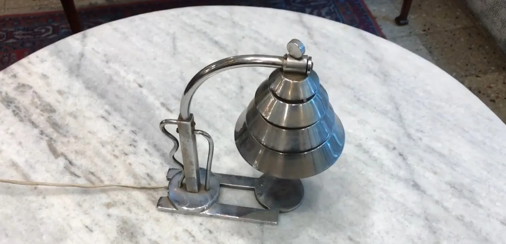 luminária de mesa antiga com estilo industrial, design de metal, em uma mesa de mármore