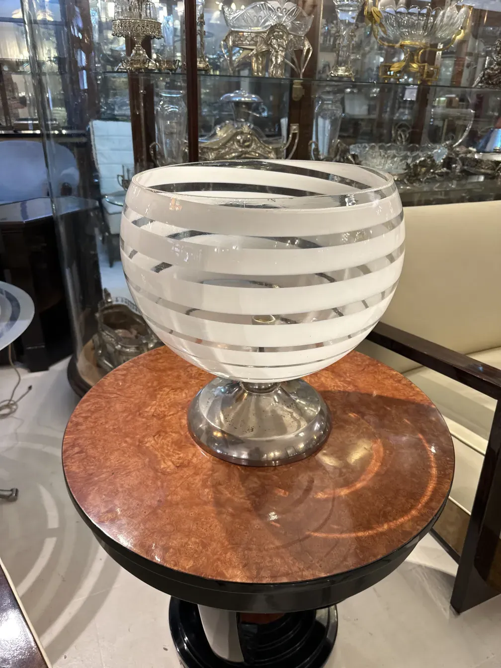 luminária de mesa antiga com design claro em um ambiente elegante.