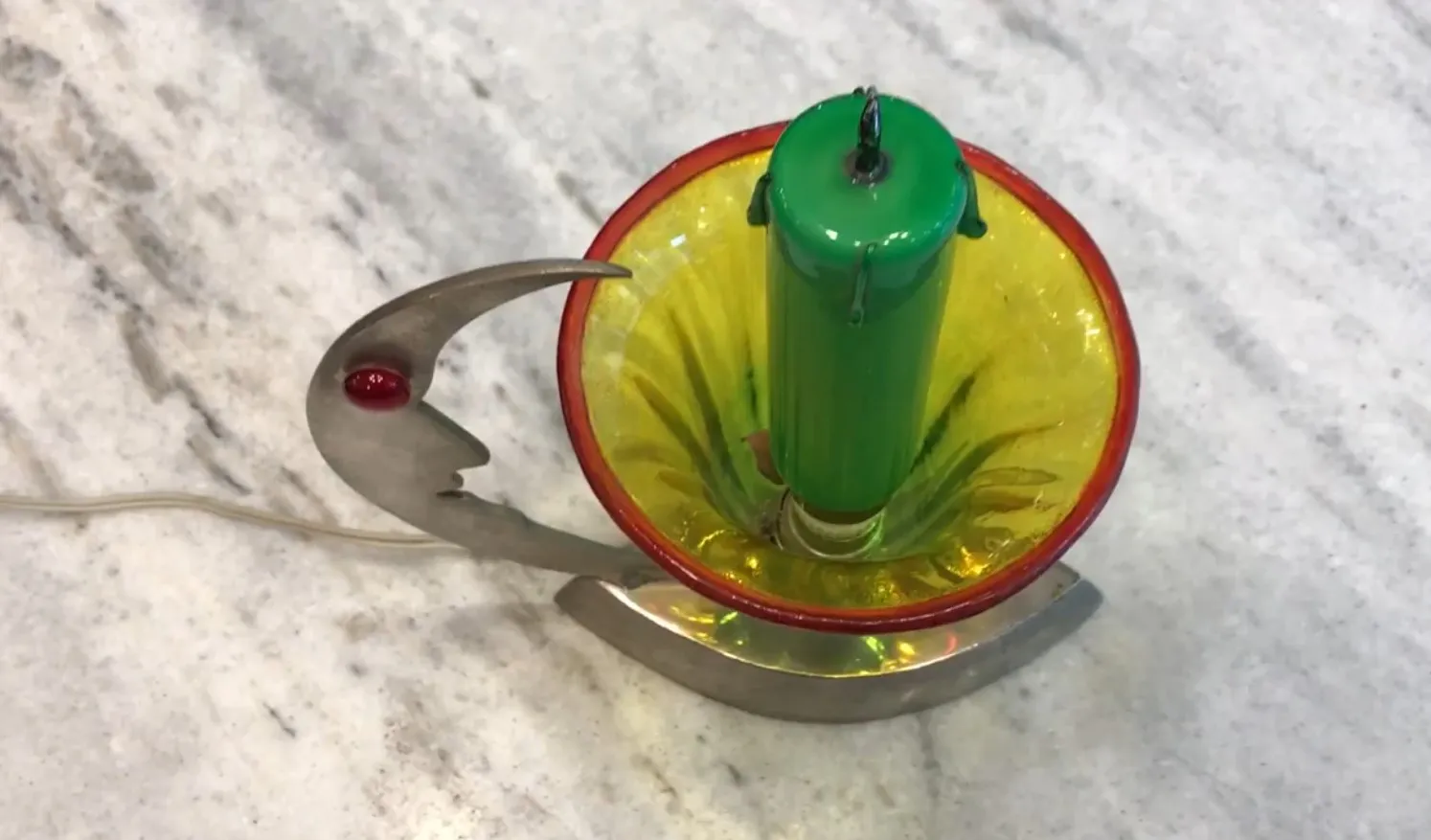 Luminária de mesa antiga com design vibrante e cores em um ambiente minimalista.