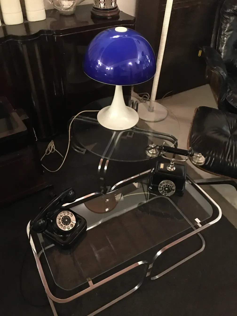 antiga luminária de mesa com base branca e cúpula azul em um ambiente moderno